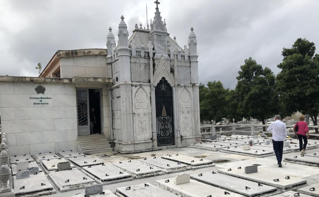 Pabellón de la Sociedad Montañesa de Beneficencia en el cementerio de La Habana. 