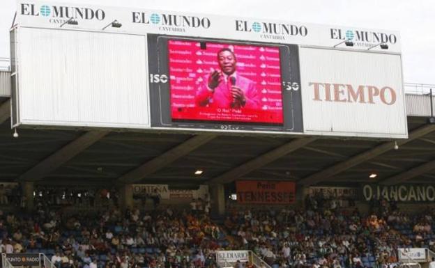 Mensaje. Pelé, en los videomarcadores de los Campos de Sport de El Sardinero en 2009, con motivo de su apoyo a la ciudad de Santander como Capital Cultural para 2016. rrc