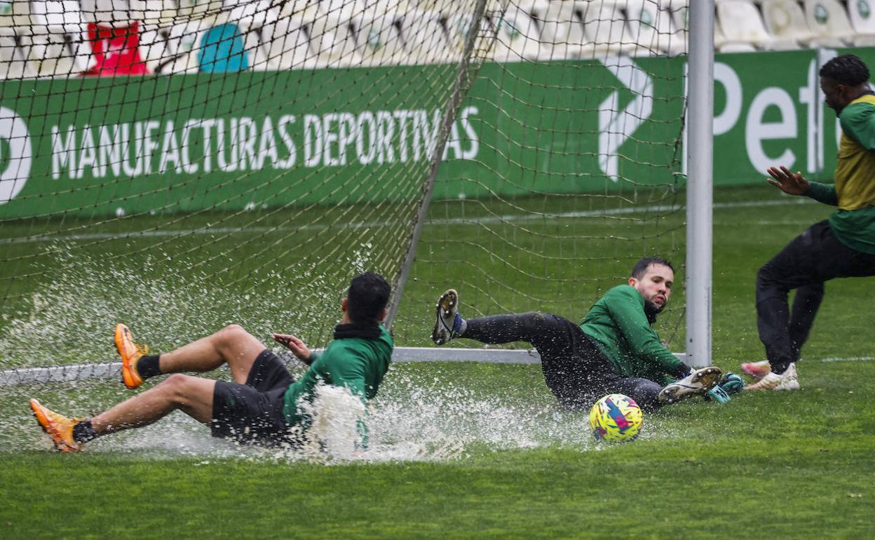 La lluvia condicionó la sesión del Racing en los Campos de Sport. 