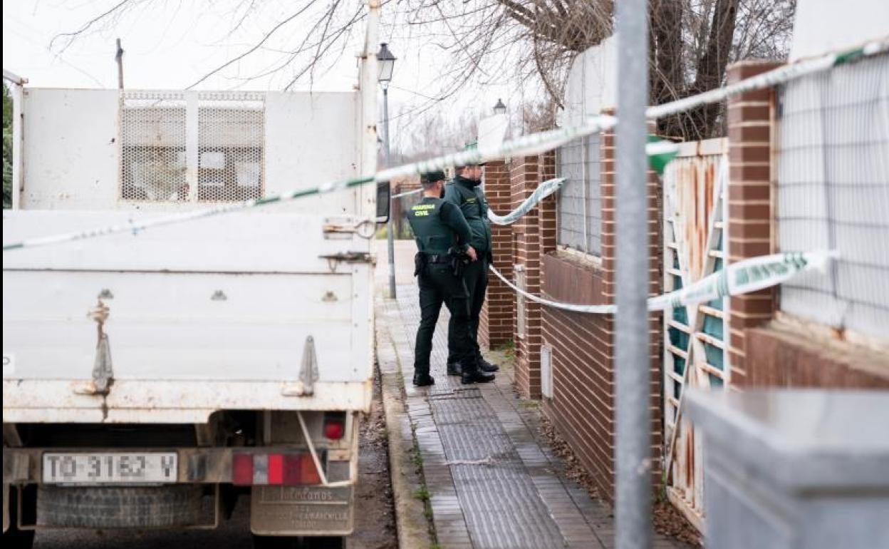 Dos guardias civiles frente a la vivienda donde han hallado asesinada a cuchilladas a una mujer en Escalona.