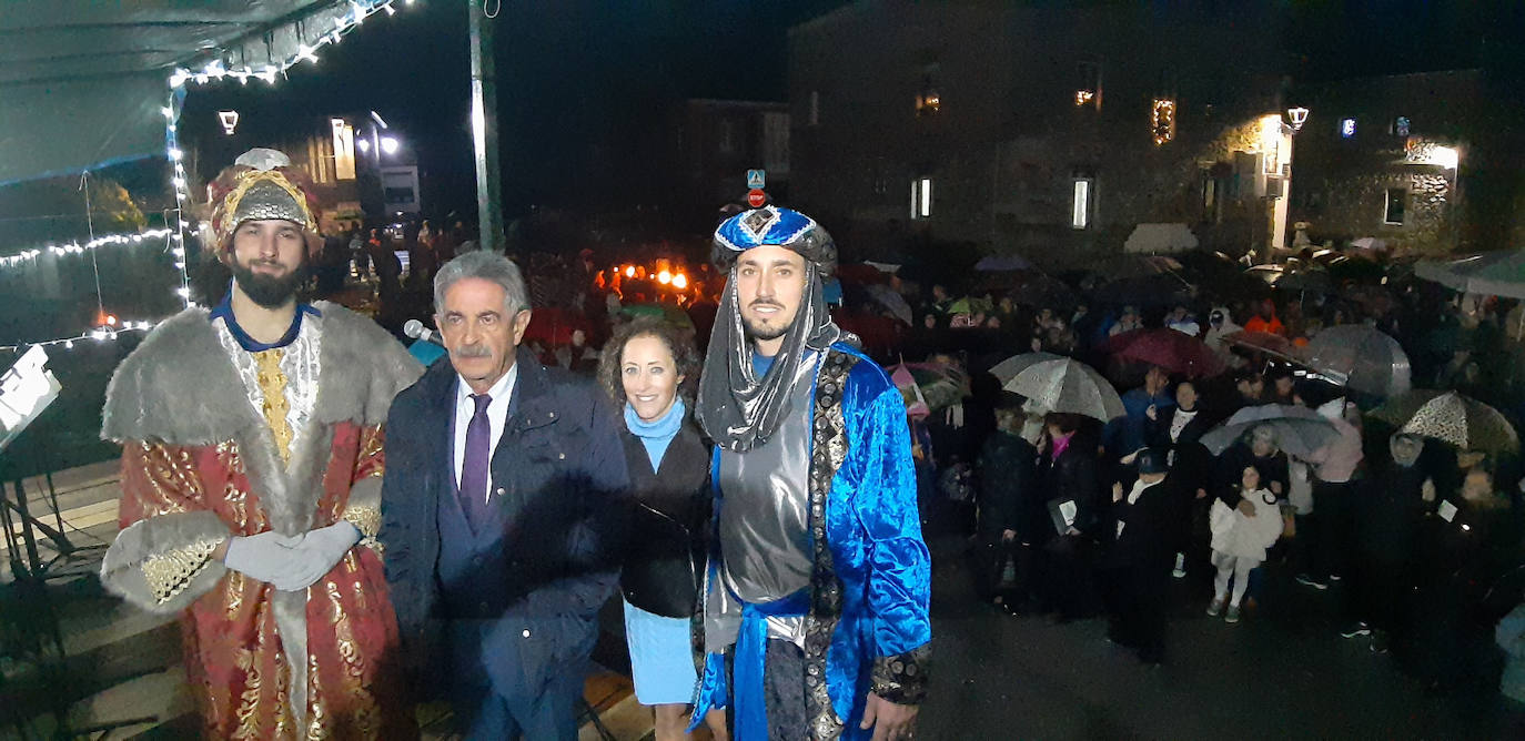 Pese a la lluvia, abuelos, padres y niños fueron a enviar sus cartas a los Reyes Magos.