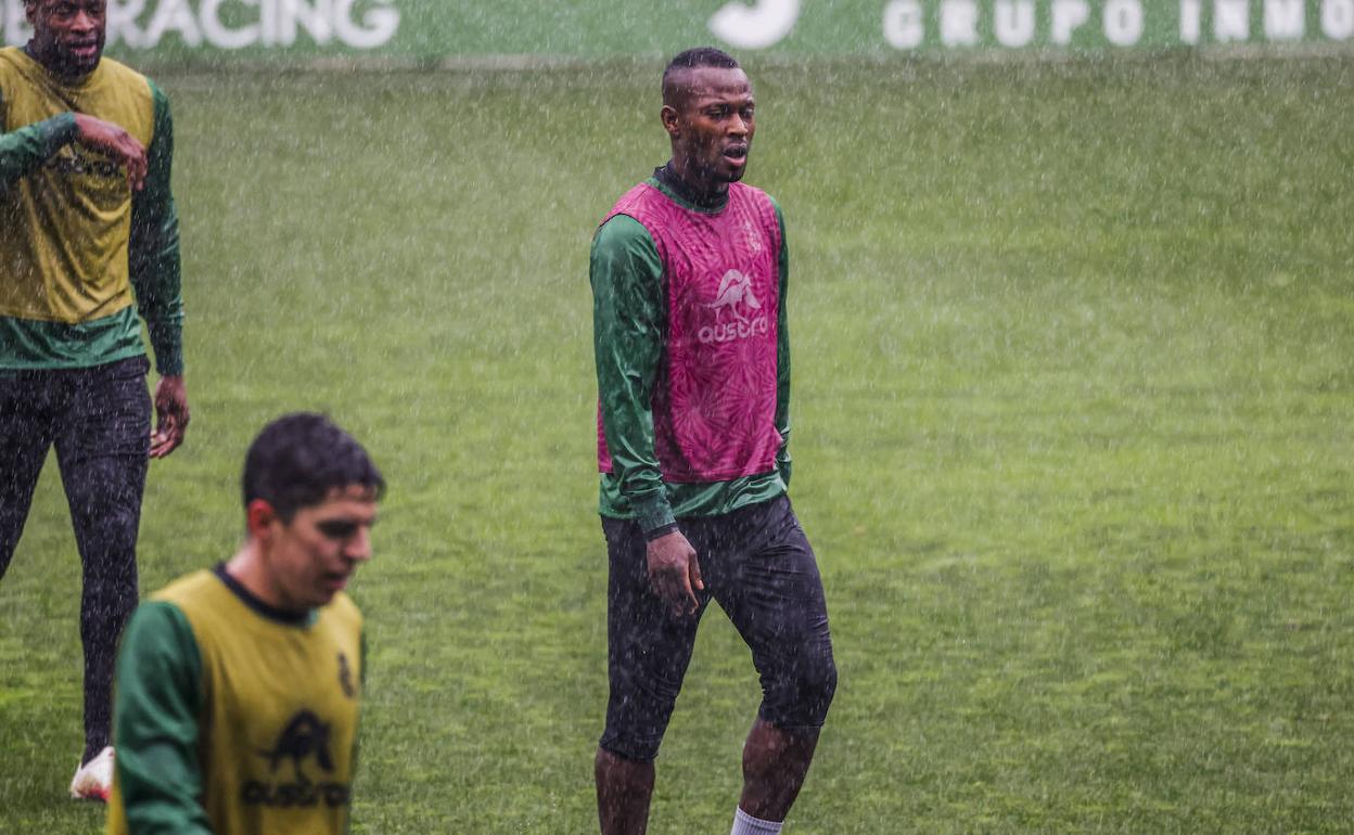 Cedric, en un entrenamiento de los verdiblancos de esta semana en medio de un intenso aguacero.
