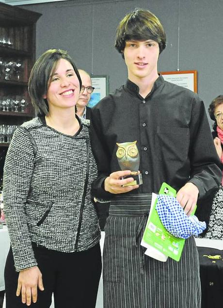 Imagen - Diego Prado, en 2016, participó en el concurso Maitre Cantabria y en la foto recibe un trofeo de manos de Sheila Miguel, de Multiuniformes.