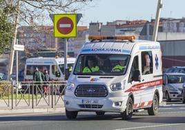 Una de las ambulancias de transporte programado, en las inmediaciones de Valdecilla.