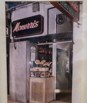 Imagen secundaria 2 - Monerris se instaló en un portal de lo que hoy es Amós de Escalante cuando su local fue arrasado por el incendio de 1941. Y apenas cambió hasta que en los 90 reformaron el edificio y eliminaron la portería, por lo que se trasladaron al local comercial. En la foto de arriba, Maribel Iborra, al frente del negocio hasta su jubilación, donde la relevó su hijo, Alfredo Mira