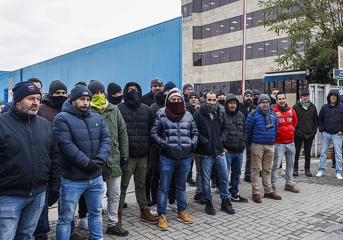 Trabajadores de Aspla, en la mañana de ayer en los accesos a la planta, combatiendo el frío durante la tercera jornada de huelga.
