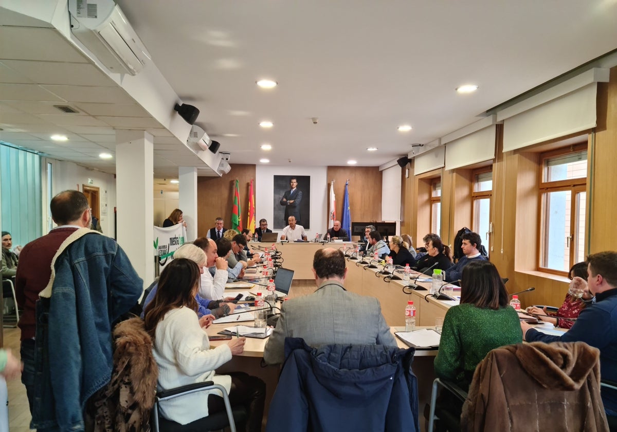 Iván Martínez (ACPT), de pie a la izquierda, abandona el Pleno durante la presentación de mociones sobre la polémica de la Guardia Civil, este martes, en Torrelavega