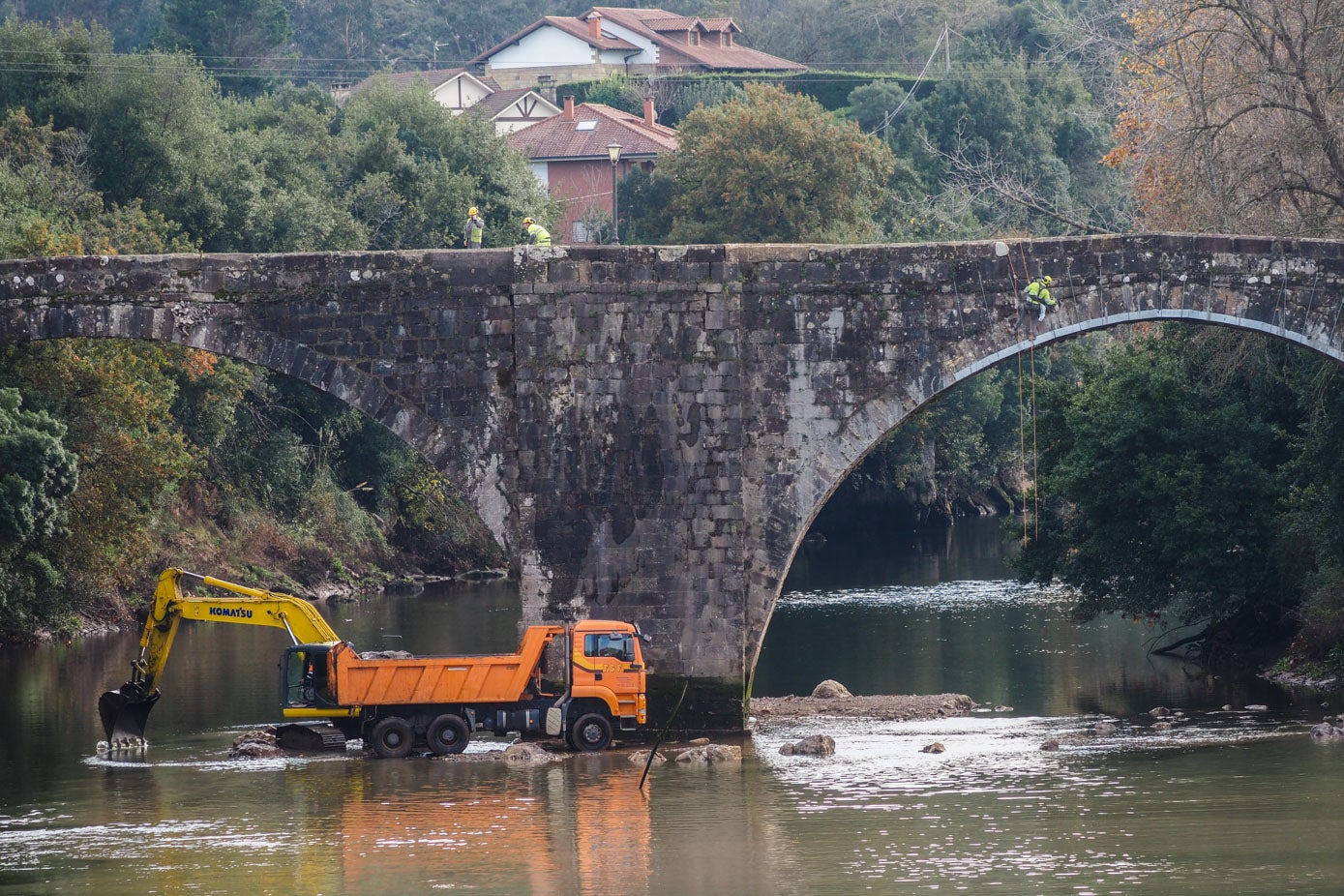 Las obras de consolidación de la estructura dejaron sorprendentes imágenes, como la de este camión metido en pleno lecho del río, o la de los operarios colgados para colocar elementos que afianzasen los arcos del puente.