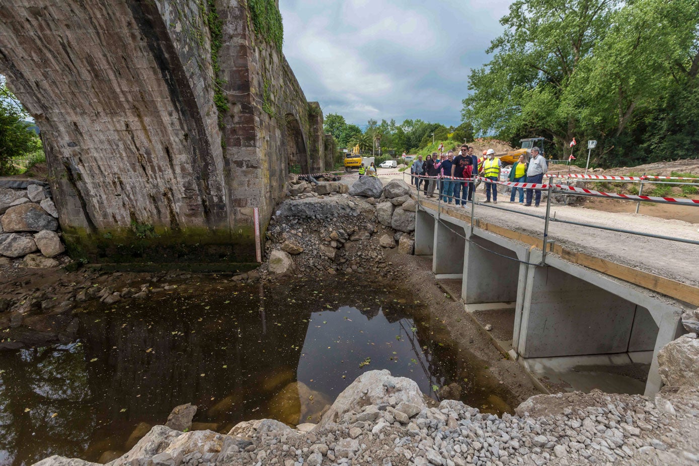 Durante las obras se establecieron vías alternativas que permitiesen a ciudadanos y trabajadores cruzar el río y afrontra con más comodidad y seguridad el desarrollo de la obra.