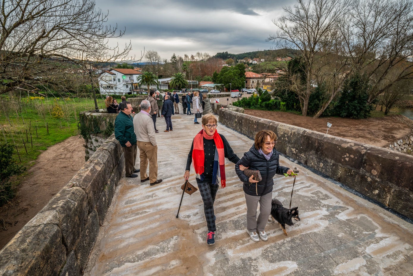 Los vecinos de la zona aprovecharon la inauguración del puente tras las obra para conocer el resultado final y ver cómo había quedado el paso.