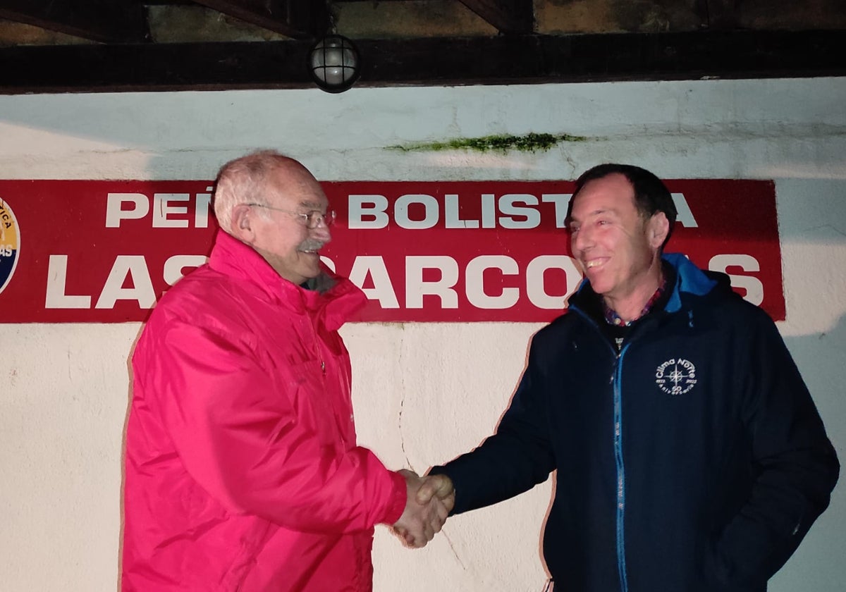 El presidente saliente, Moisés Maza, entrega el relevo a un sonriente Míchel del Río