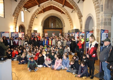 Imagen secundaria 1 - Los escolares conocieron los materiales empleados por el 112 en los rescates e intervenciones