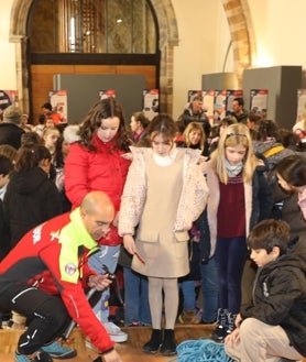 Imagen secundaria 2 - Los escolares conocieron los materiales empleados por el 112 en los rescates e intervenciones