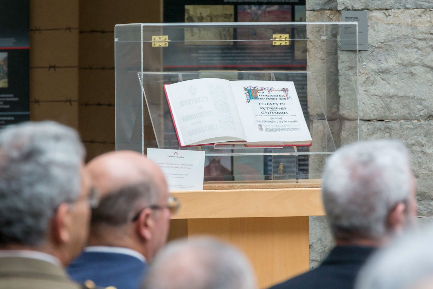 Vista del ejemplar del Estatuto de Cantabria que presidió la conmemoración de su 41 aniversario.