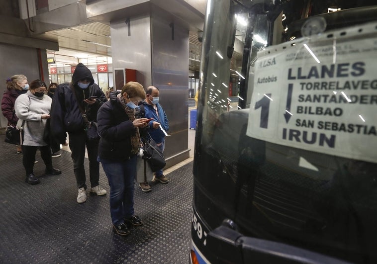 Usuarios, esta mañana en Santander, antes de subir al autobús hacia Bilbao