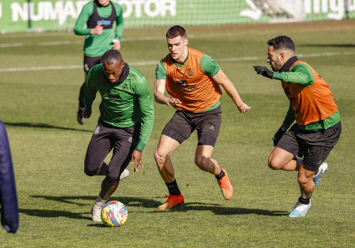 Cedric conduce el balón ante la presión de Álvaro Mantilla y Rubén Alves en un lance de la sesión de ayer