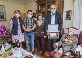 En mayo de 2021, Pilar recibió un íntimo homenaje del Ayuntamiento de Liérganes con motivo de la celebración de su centenario.