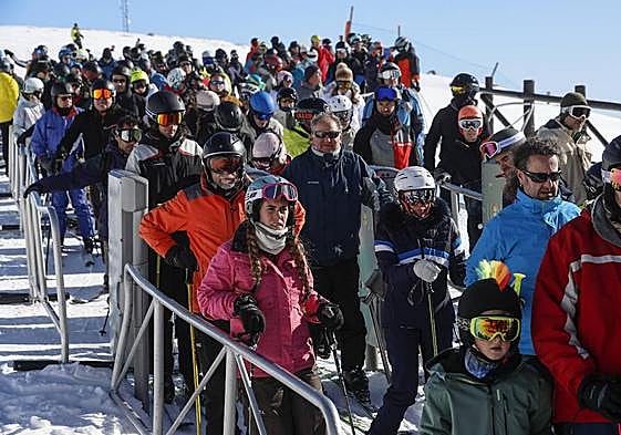 Cola de esquiadores en el telesilla de Tres Mares para acceder a la zona alta de la estación de Alto Campoo