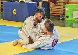 En plena acción sobre el tatami: Cristian Torre trata de inmovilizar a su rival en una competición de este año