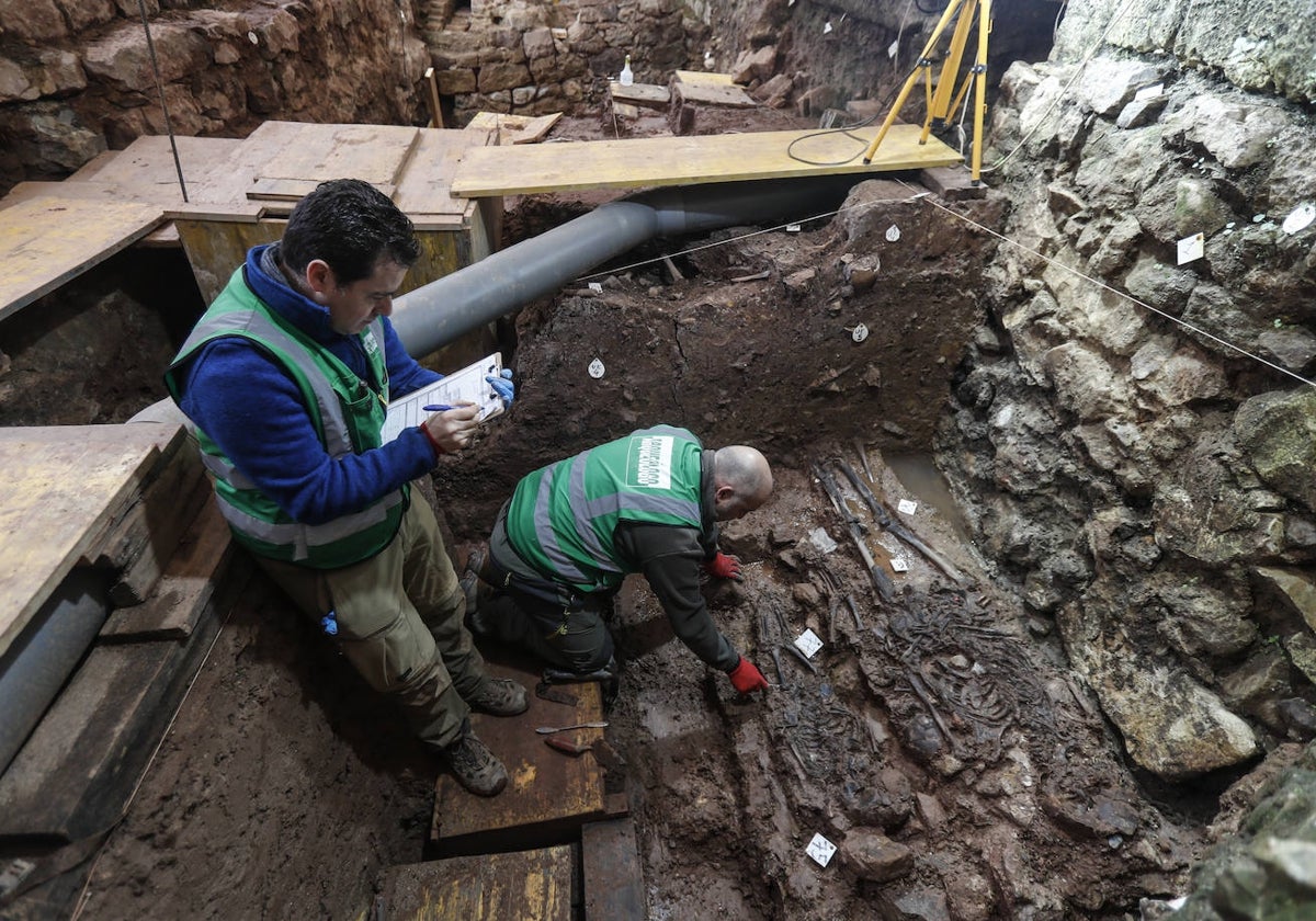 Lino Mantecón y Javier Marcos, en la segunda fase de los trabajos arqueológicos en la calle Los Azogues, esquina noreste de la Catedral