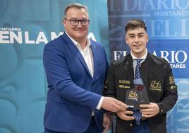 En la imagen, Ricardo Lombera entrega el trofeo a Manuel Fernández ya enfundado en la chaquetilla de ganador