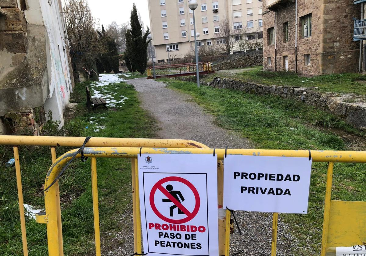 Paseo del barrio Las Fuentes, hasta ahora mantenido por el Consistorio pese a reconocer que es privado.