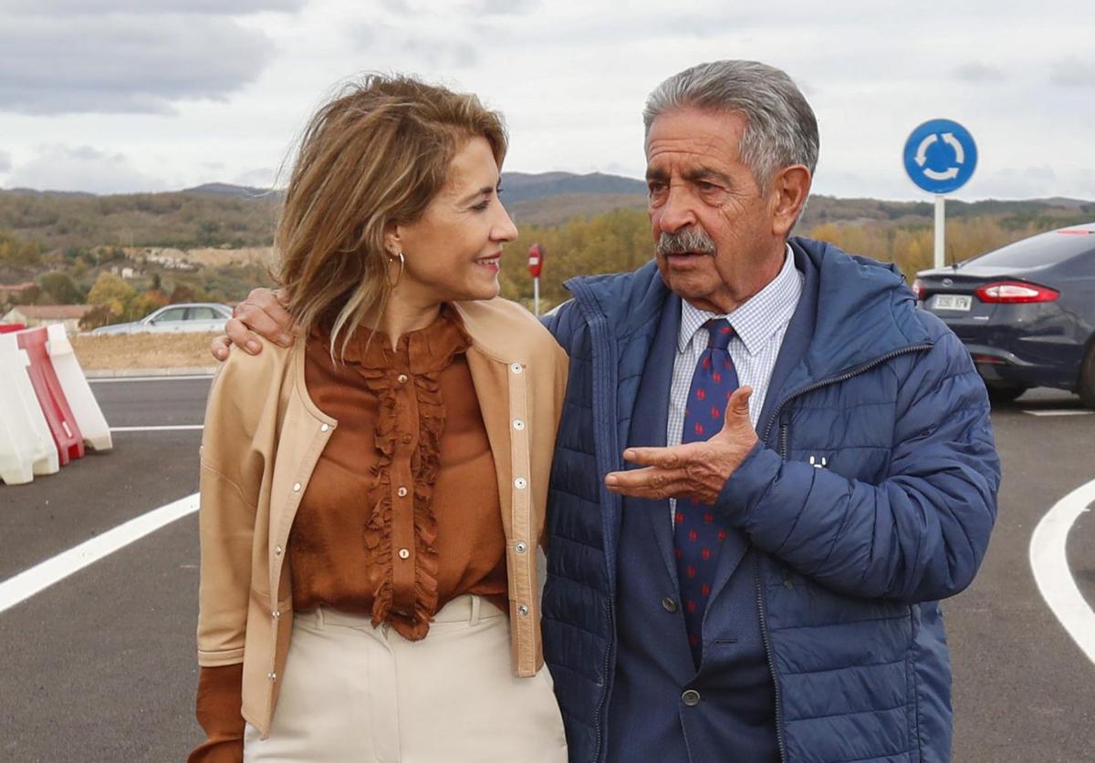 La ministra Raquel Sánchez conversa con el presidente Revilla durante la inauguración el pasado mes de noviembre del acceso a la autovía A-67 desde Valderredible.