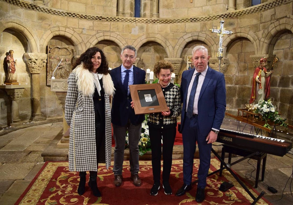 Foto de familia tras la entrega del galardón en la colegiata de Cervatos