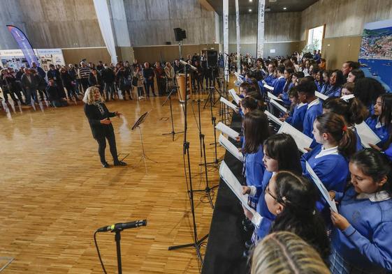 El coro del colegio San José, durante su actuación en el Palacio de Exposiciones.