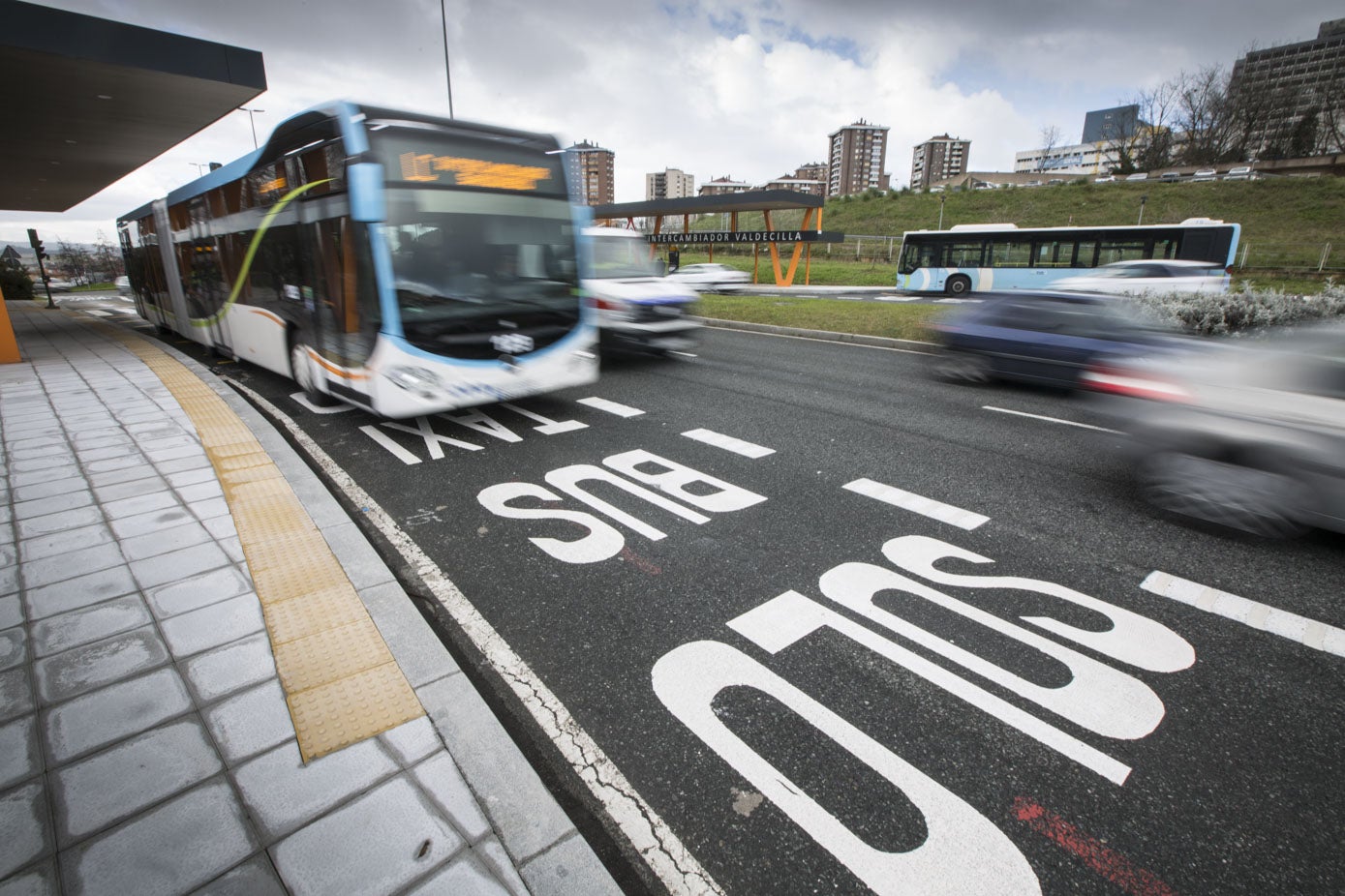 Ante las airadas, continuas y generalizadas protestas de los usuarios, al Ayuntamiento de Santander no le quedó más remedio que dar marcha atrás a su proyecto de MetroTus, que pretendía efectuar unas mejoras en el transporte urbano que nadie reclamaba.