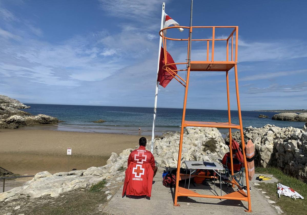 Socorristas de la Cruz Roja en la Virgen del Mar