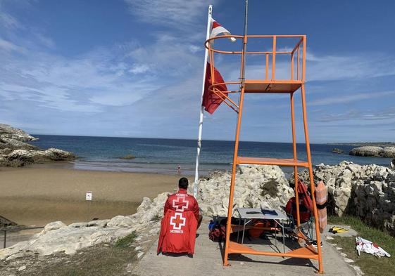 Socorristas de la Cruz Roja en la Virgen del Mar