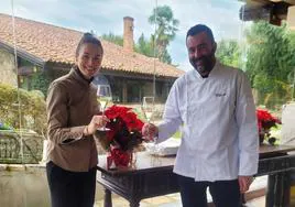 Elvira Abascal, jefa de sala, y Toni González, jefe de cocina del restaurante El Nuevo Molino en Puente Arce