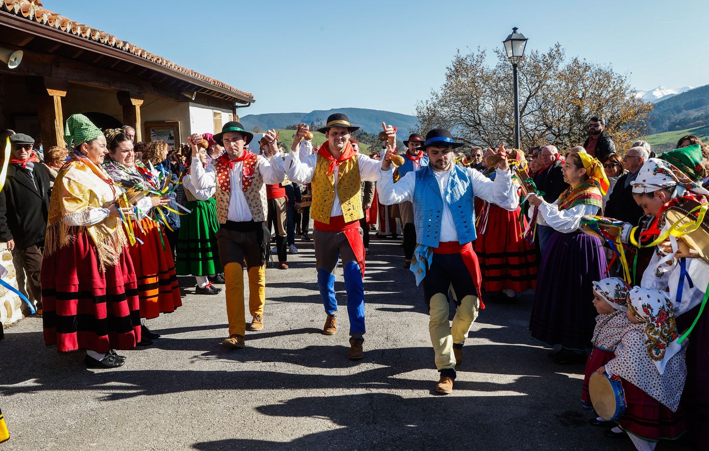 Grupos folclóricos han actuado en la entrada a la iglesia de La Montaña.