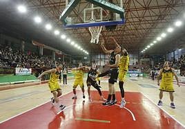 Harrar y Peña, durante el partido ante el Andorra.