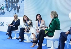 En el centro, Gema Igual, alcaldesa de Santander, esta mañana en Valencia.