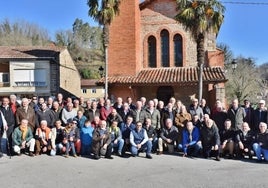 Reunión de 'joyetos' frente a la iglesia de Santa Olalla