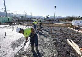 Operarios de la empresa adjudicataria trabajan en el hormigonado de los tres vasos de las piscinas.