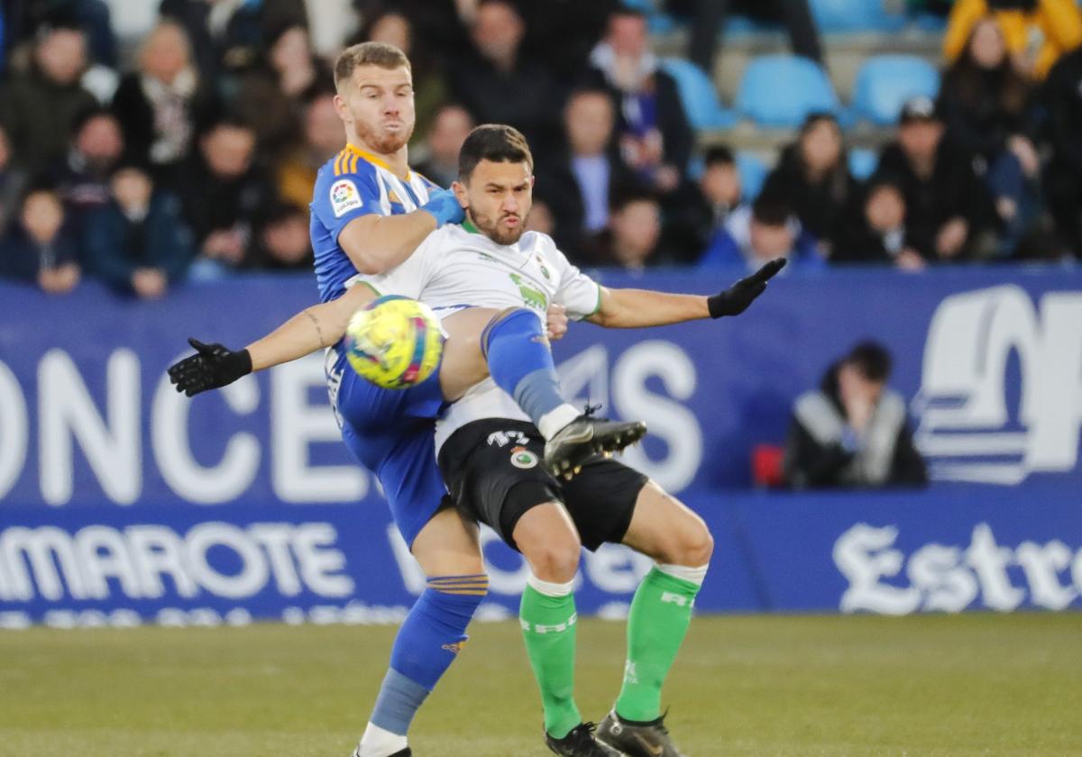 Matheus Aiás trata de cpntrolar un balón con el pecho en el partido de este domingo en Ponferrada