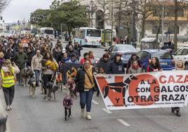 Decenas de personas han protestado esta mañana en Santander