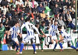 Alberto Gómez, Gándara, Basurto y Javi Cobo rodean a un rival.