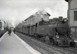 Locomotora de vapor a su paso por Astillero, 1961. Trevor Rowe (Museo Vasco del Ferrocarril)