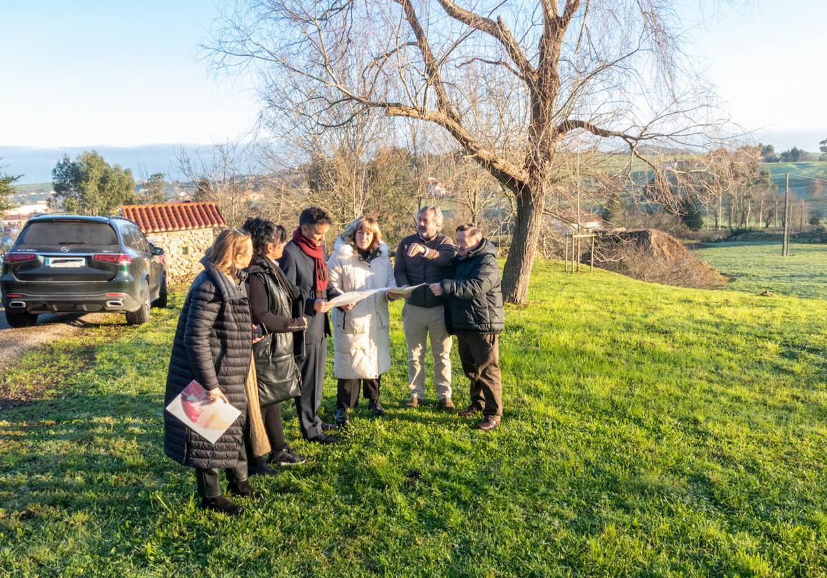 Responsables de las empresas junto a los representantes municipales en el área elegida, en Mar