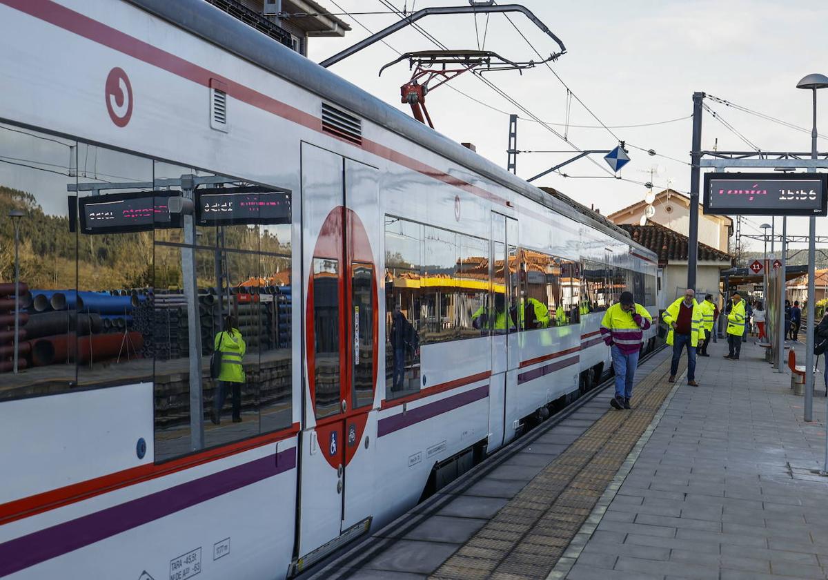 Renfe y Adif, las dos empresas 'hermanas' que se miran de reojo por el origen del error