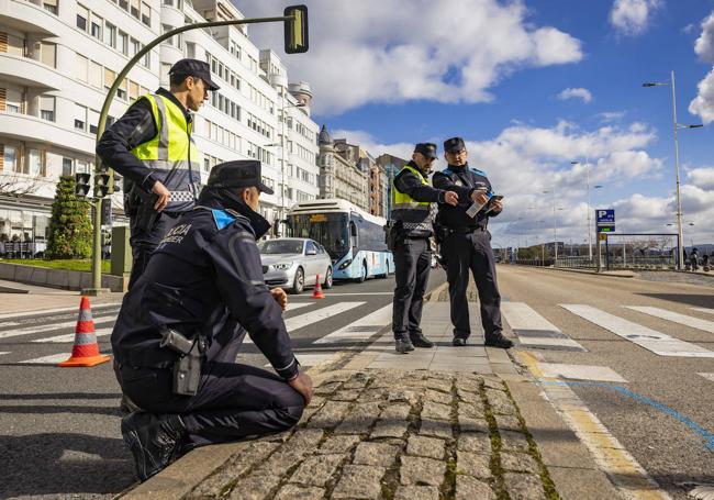 La Policía Local hizo mediciones para determinar cómo ocurrió el accidente.