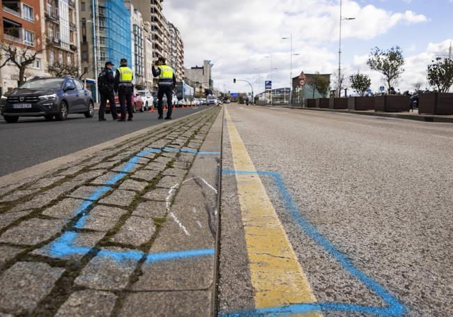 Los efectivos marcaron con espray azul los puntos clave, como golpes en la mediana y la carretera