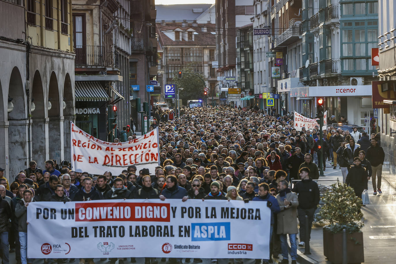 3.000 personas han participado esta tarde en la manifestación convocada en Torrelavega por el comité de empresa de Aspla, en el noveno día de la huelga indefinida que tiene paralizada la fábrica