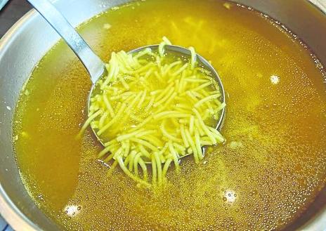 Imagen secundaria 1 - Arriba, bandeja de cocido lebaniego para dos personas. Abajo, la sopa da comienzo al menú de las jornadas y de postre. leche frita.