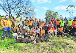 Integrantes de la cuadrilla 145, de Silió, dirigida por Roberto Fernández, con los cuatro jabalíes que abatieron este fin de semana en Montequemado.Miembros de la cuadrilla 159, de Óscar Gutiérrez, con tres jabalíes cazados en el lote de Valfría