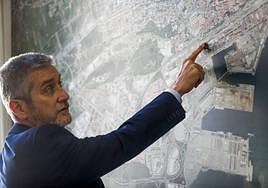 Javier Ceruti, con el mapa de Santander